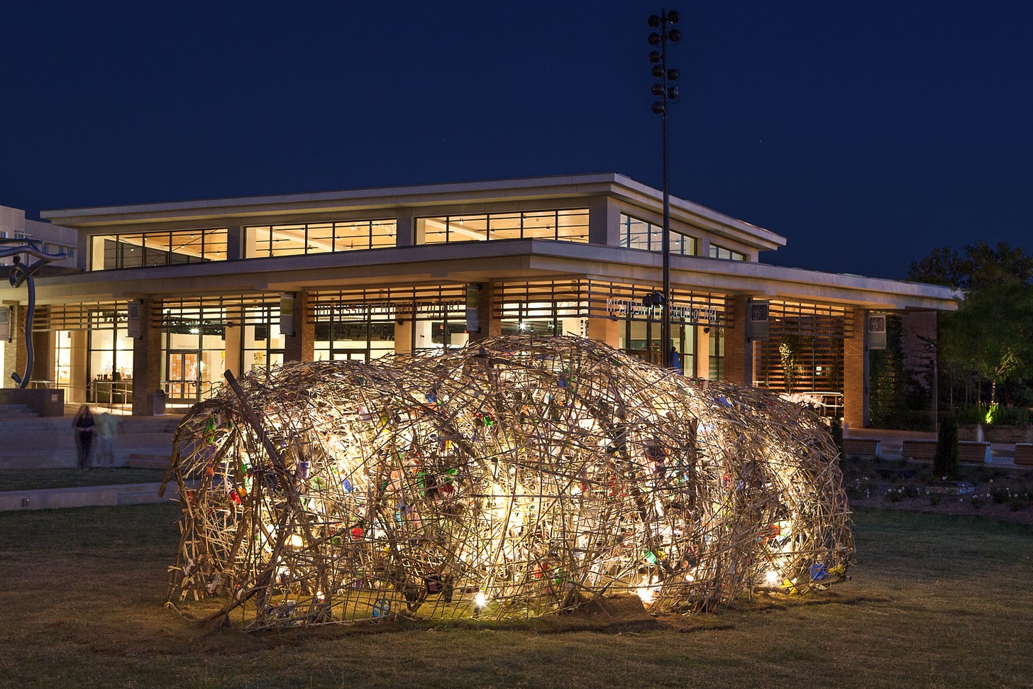 JACKSON (MISSISSIPPI, USA) 2010-2012 COCOON Passing Monuments, Jackson, Mississippi , a performance-installation by Kate Browne in the capital of Mississippi, one of the centers of the Civil Right Movement in the 1960s. JACKSON (MISSISSIPPI, USA) 2010-2012 COCOON Passing Monuments, Jackson, Mississippi , a performance-installation by Kate Browne in the capital of Mississippi, one of the centers of the Civil Right Movement in the 1960s.