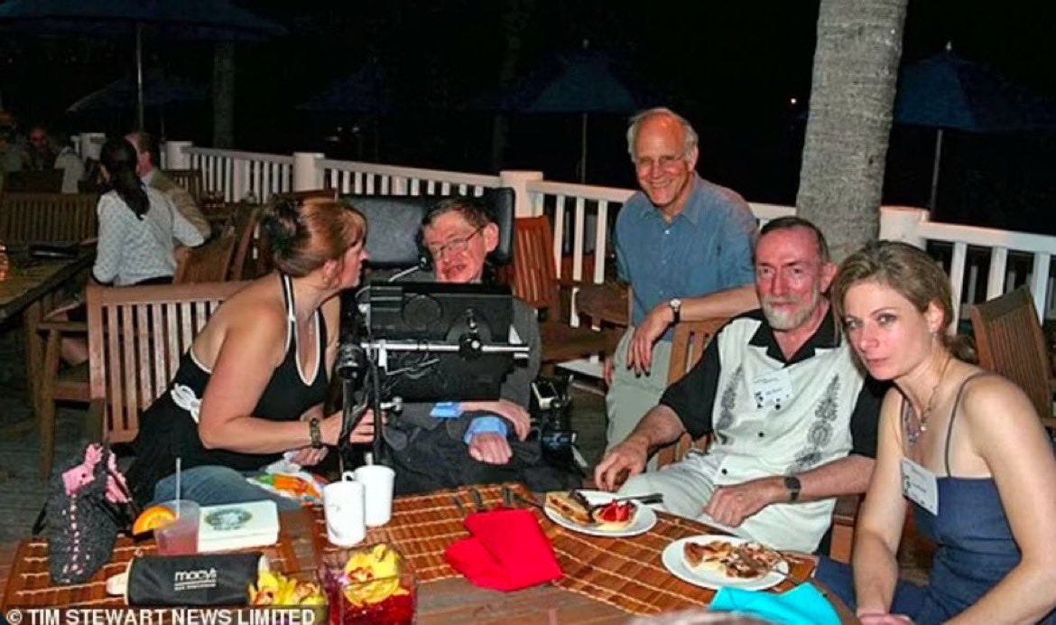 Foto de 2006 de Stephen Hawking en una barbacoa en la isla de Epstein. Según se informa, estuvo allí como parte de una conferencia científica financiada por Epstein, que ocurrió antes de