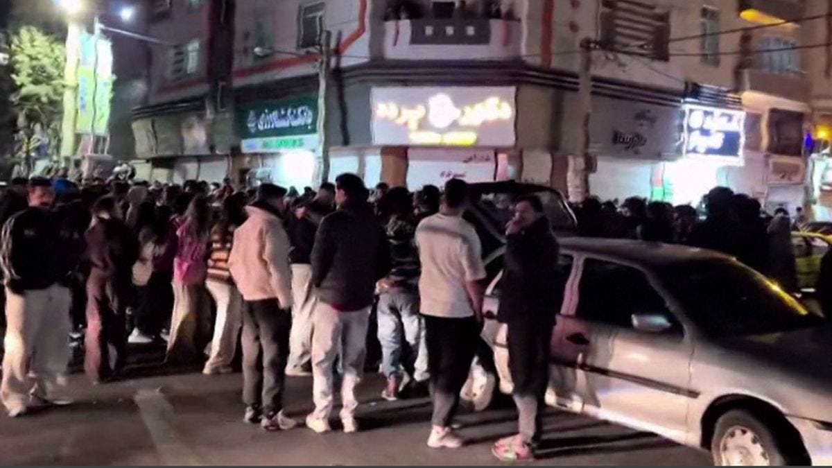 Ciudadanos de Irán salen a las calles tras información de que en los ataques murió el líder supremo Alí Jamenei Ciudadanos de Irán salen a las calles tras información de que en los ataques murió el líder supremo Alí Jamenei