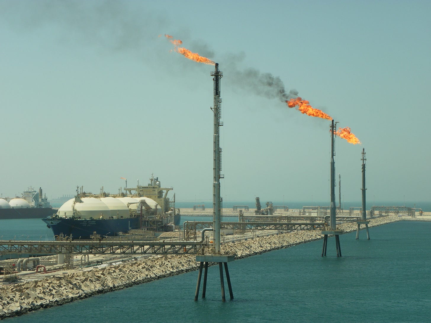 https://upload.wikimedia.org/wikipedia/commons/7/7c/Ras_Laffan_LNG_terminal_in_2012.jpg