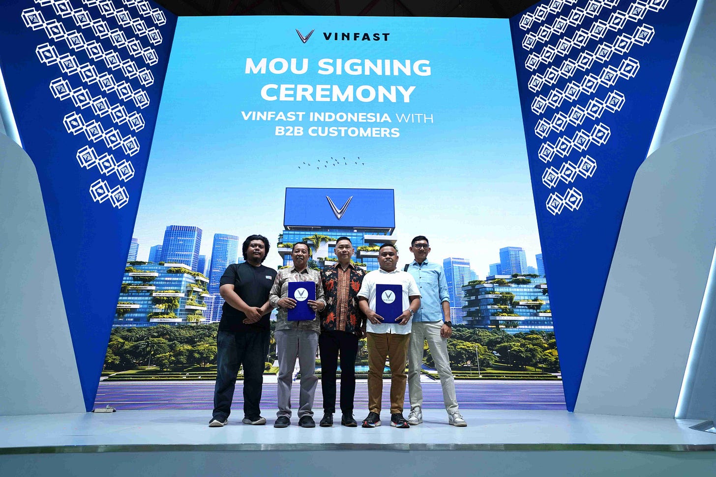 VinFast and Indonesian fleet operators sign an MoU for 400 electric MPVs at the Indonesia International Motor Show 2026 in Jakarta.