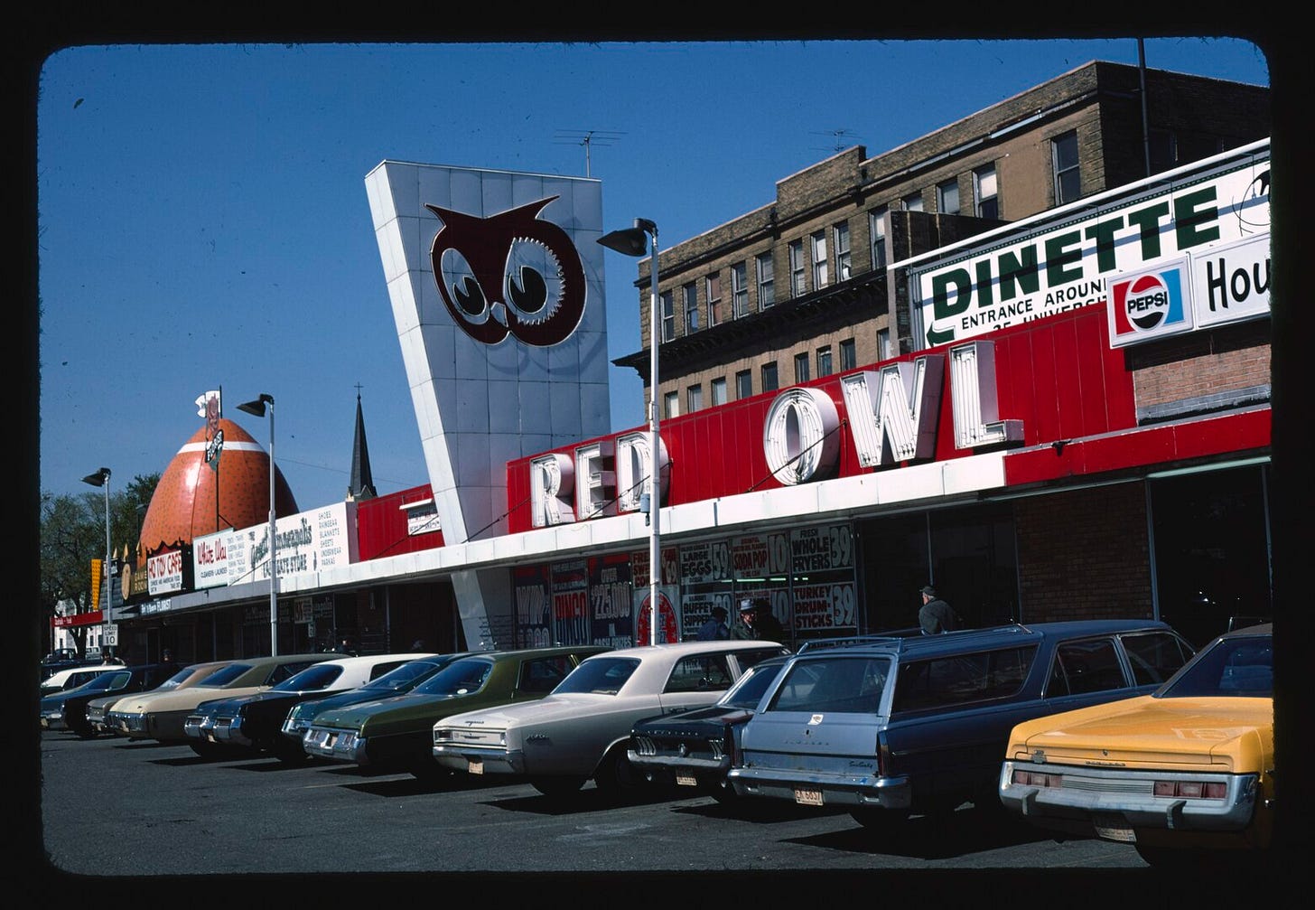 A Red Owl Super Market in Minneapolis, Minnesota. A Red Owl Super Market in Minneapolis, Minnesota.