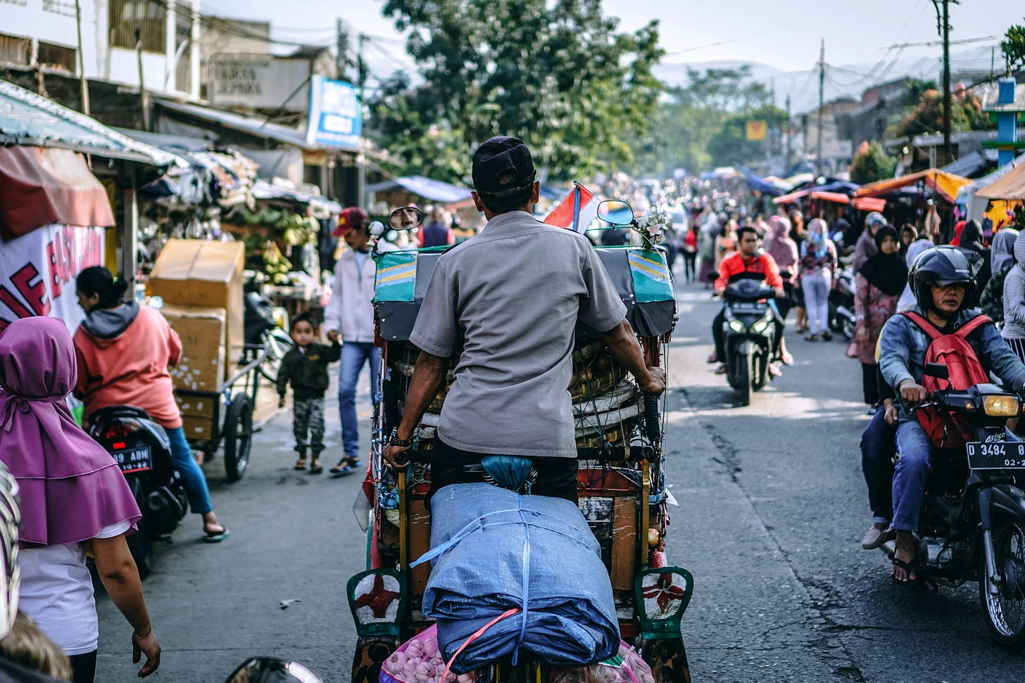 While the macroeconomic focus remains on the 18,000/USD exchange rate, Indonesia's real economy driven by domestic consumption and heavy industry must navigate the tightening credit environment.