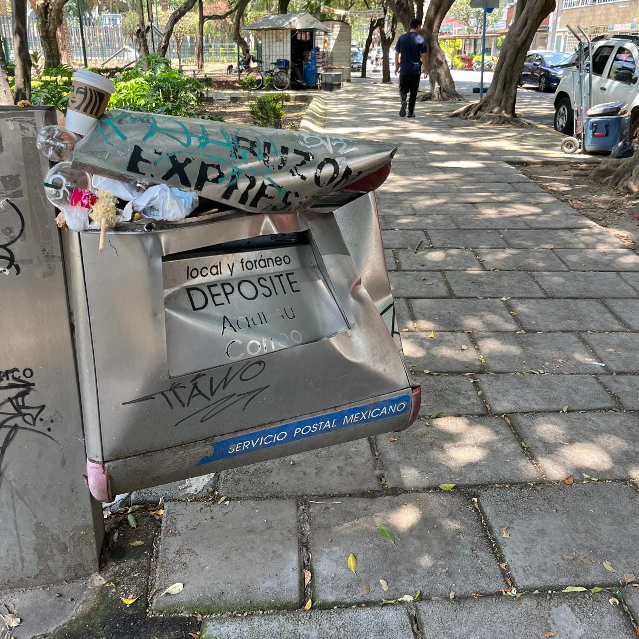 Un buzón del Servicio Postal Mexicano en el barrio de los Reyes Magos en la Ciudad de México.