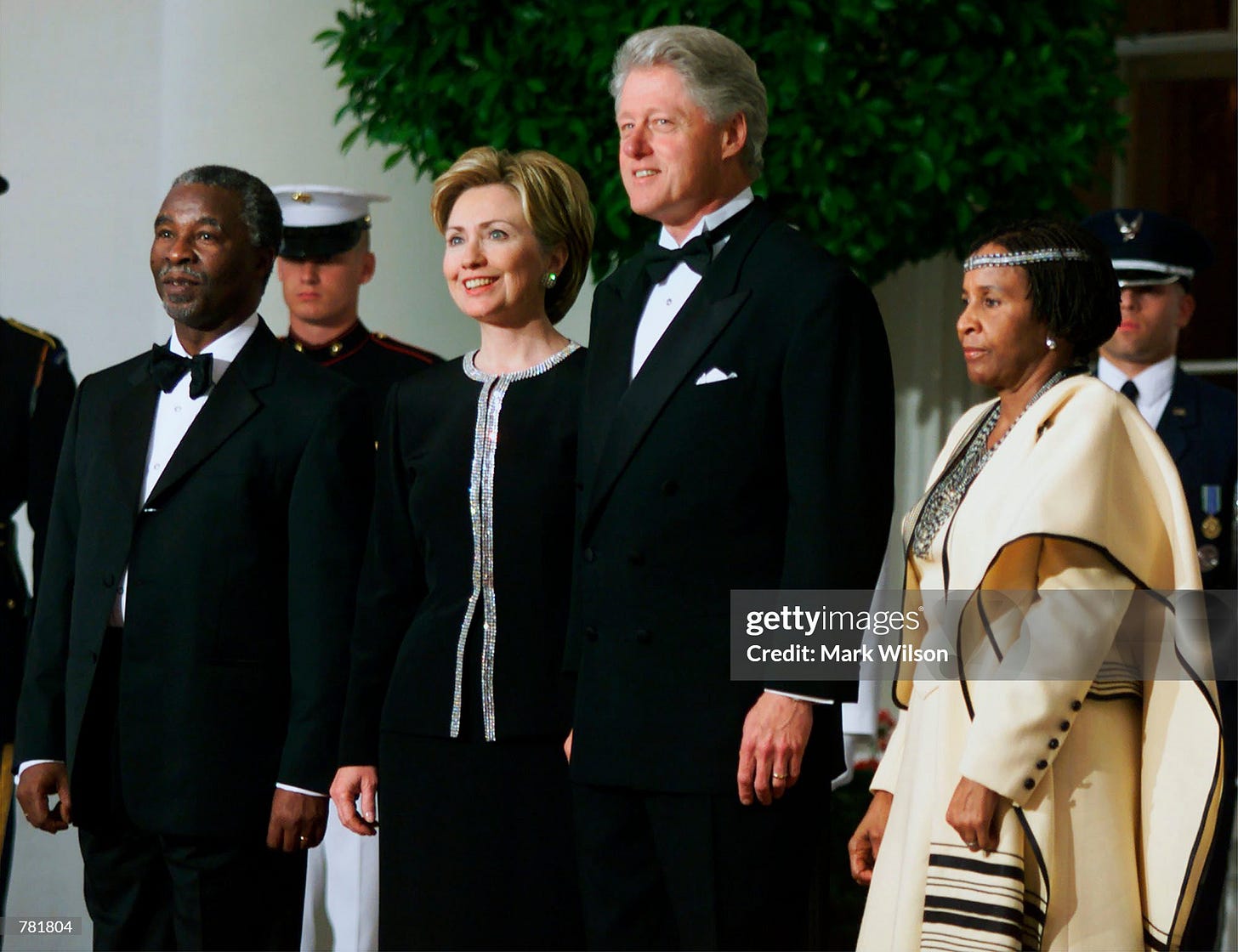 CLINTONS GREET SOUTH AFRICAN PRESIDENT MBEKI