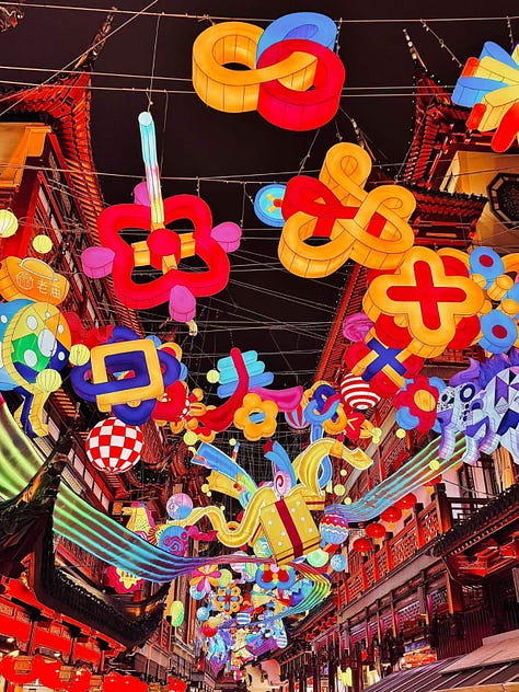 Como ficam as ruas em Shanghai, também decoradas para o  "Lantern Festival", que faz parte das festividades