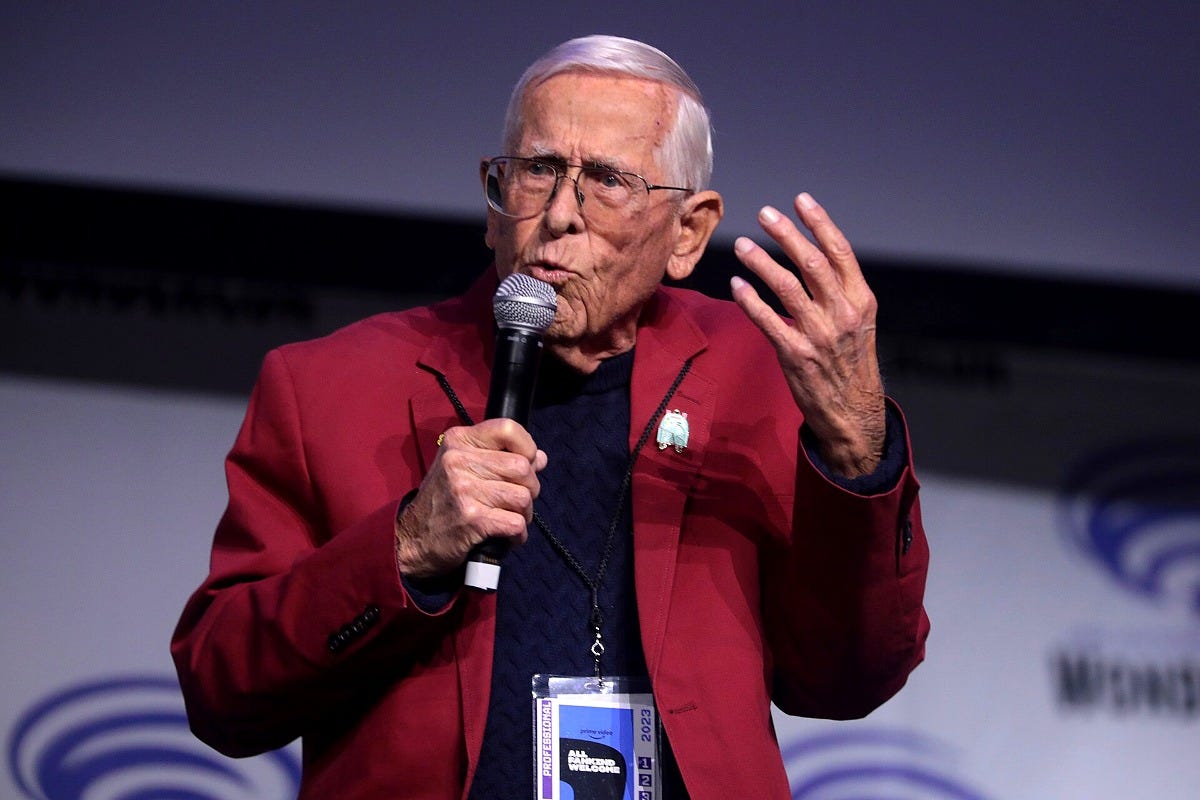 Bob Gurr speaking on a panel at WonderCon in 2023. Image: Gage Skidmore via Wikimedia Commons