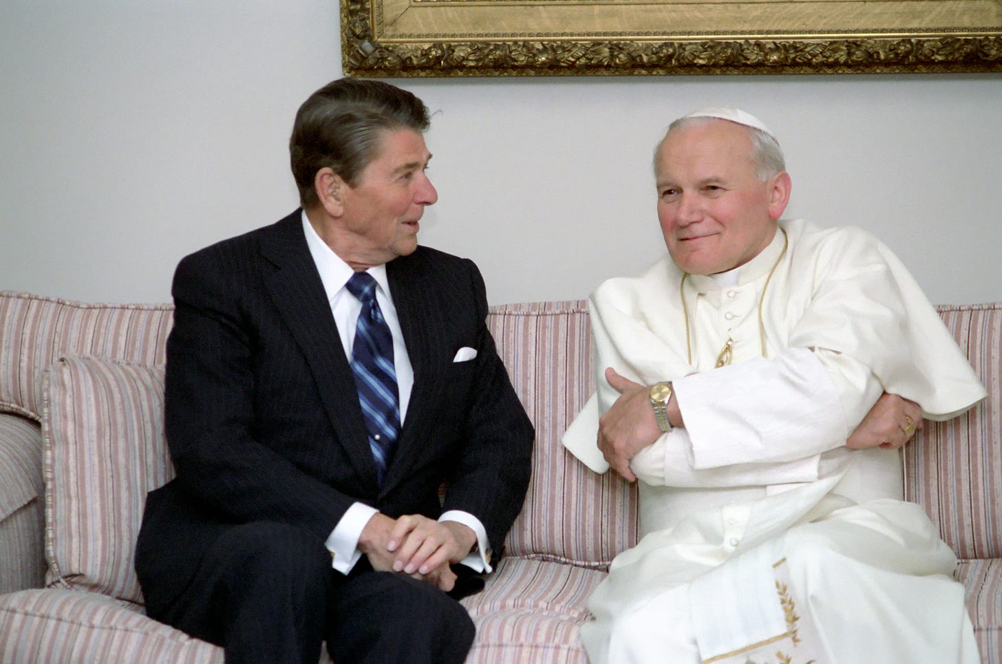 https://upload.wikimedia.org/wikipedia/commons/e/e4/President_Ronald_Reagan_Meeting_with_Pope_John_Paul_Ii_at_The_Fairbanks_Airport_in_Alaska_-_DPLA_-_953328610af199091e9c016c7c627a3b.jpg