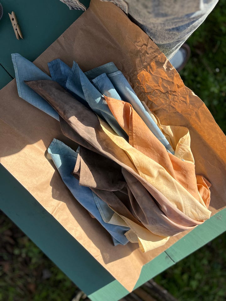 L'art d'emballer. Ici avec mas bandanas/ furoshikis en teinture végétale.