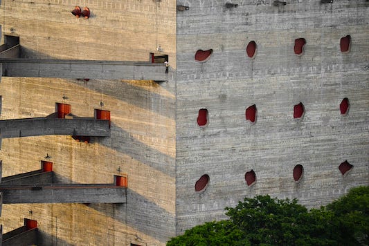 SESC Pompéia 的混凝土塔與連橋|來源:Paulisson Miura / Twentieth Century Society(CC BY 2.0) SESC Pompéia 的混凝土塔與連橋|來源:Paulisson Miura / Twentieth Century Society(CC BY 2.0)