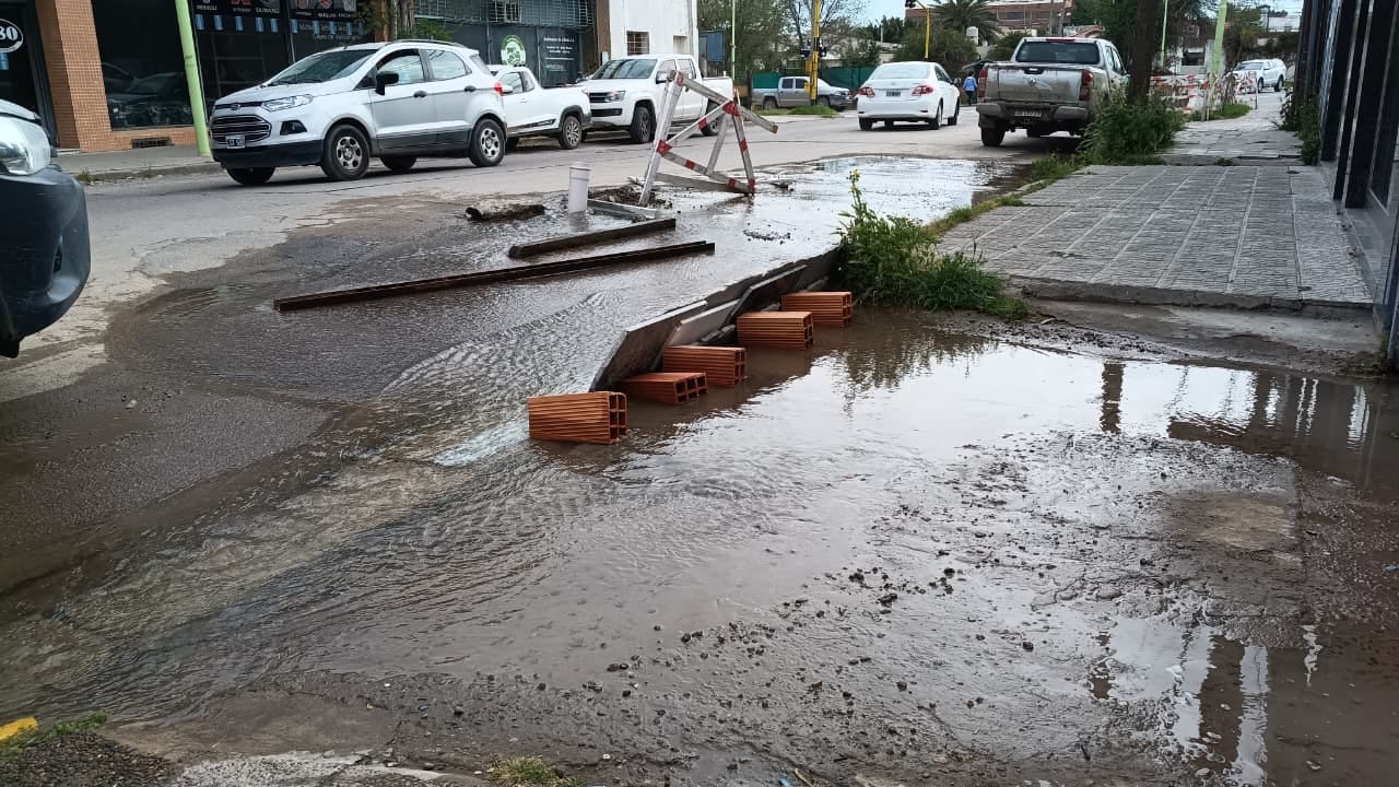 Importante pérdida de agua en Brandsen al 700 complica el normal funcionamiento de los comercios