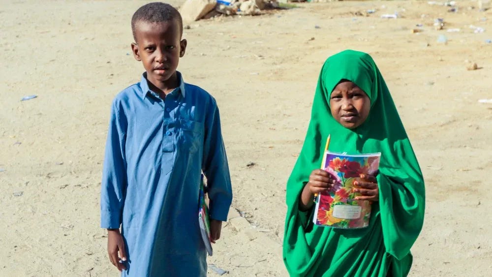Crianças carregam material escolar na Somalilândia. Shutterstock