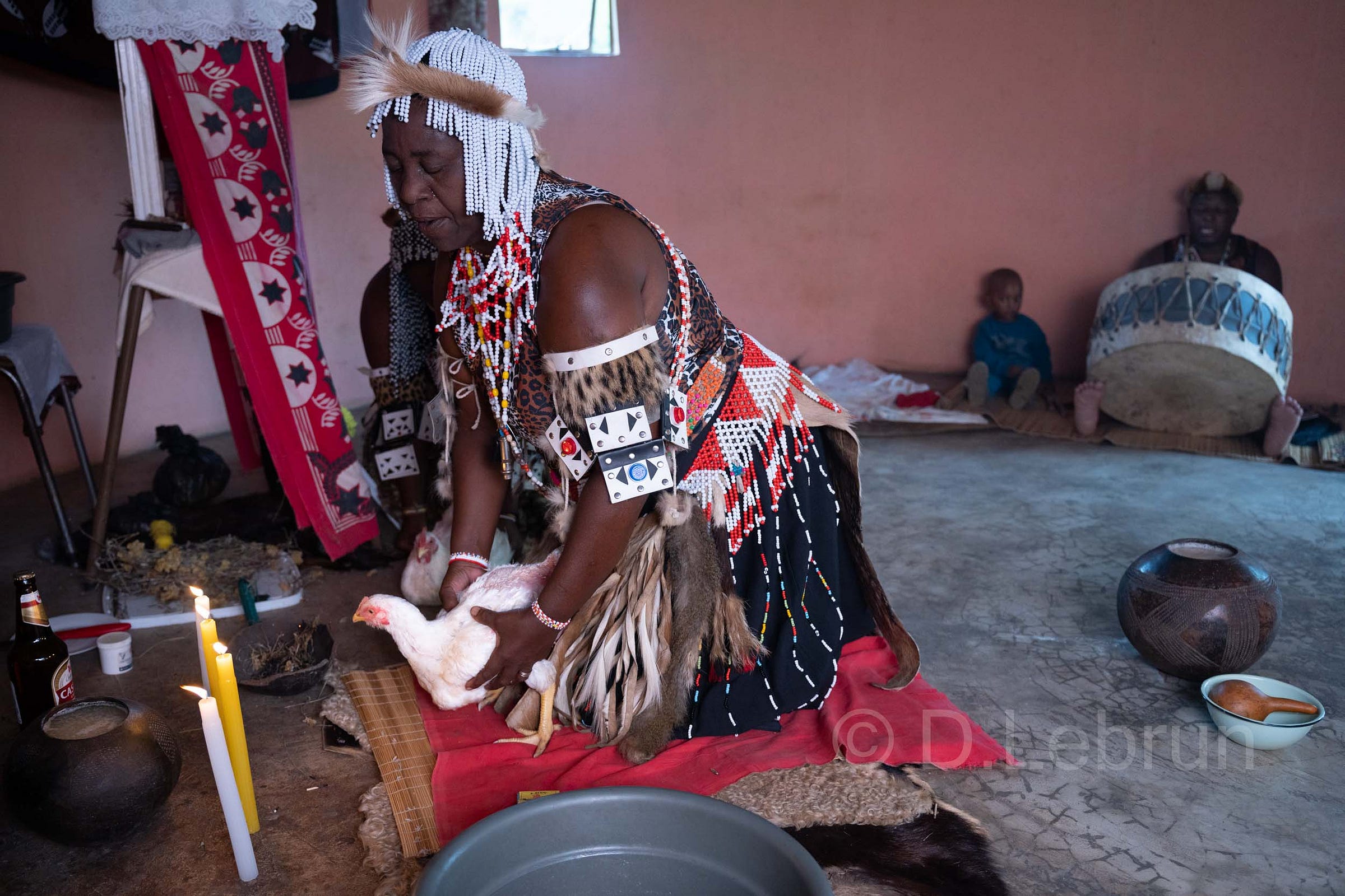 Interdit à l'époque de l'Apartheid, le travail des Sangomas constitue aujourd'hui une pratique curative très importante pour environ 80% de la population, notamment dans les communautés les plus pauvres Afrique du Sud, 2024 (photo/Dorothée Lebrun). Interdit à l'époque de l'Apartheid, le travail des Sangomas constitue aujourd'hui une pratique curative très importante pour environ 80% de la population, notamment dans les communautés les plus pauvres Afrique du Sud, 2024 (photo/Dorothée Lebrun).
