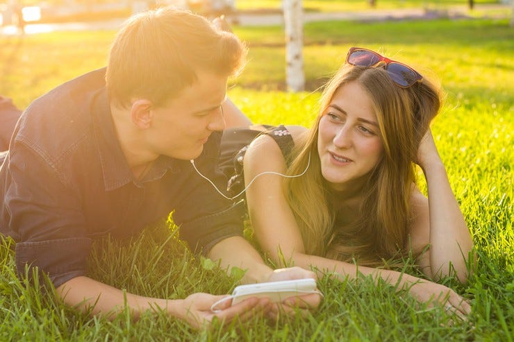 Young couple relax and listen to music on the p3z8qsn