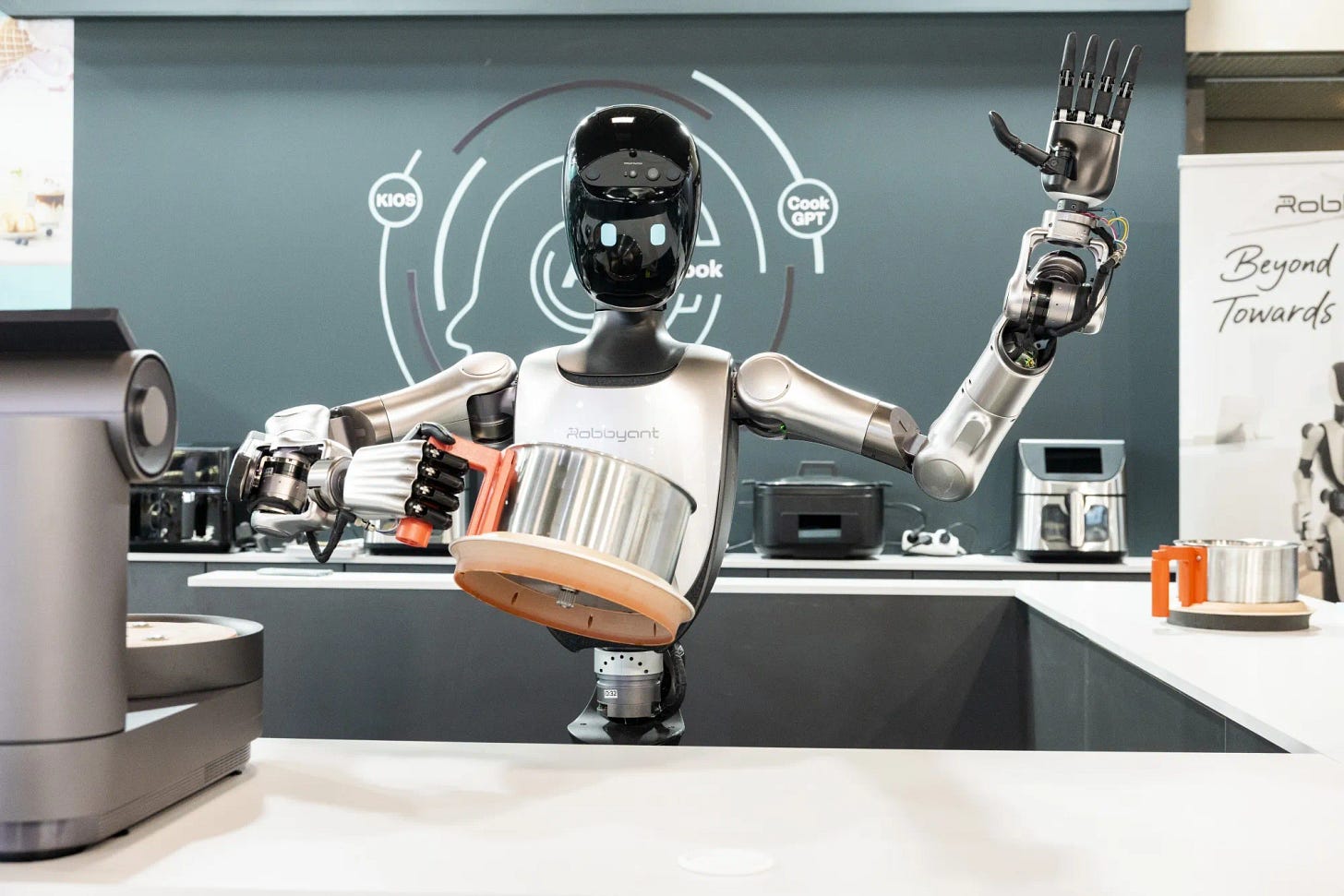 Jack Ma-Backed Ant Showcases First Entry in China's Robot Race - Bloomberg