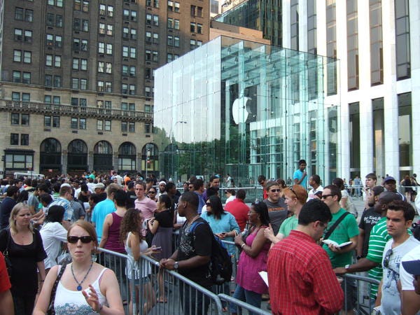 Apple wants people to stop lining up for its products | TechnoBuffalo Apple wants people to stop lining up for its products | TechnoBuffalo