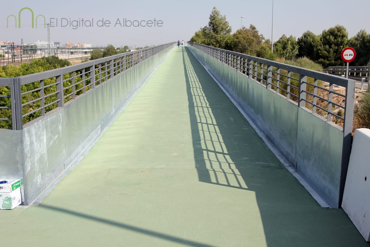 Los ciclistas de Albacete ya pueden atravesar la autovía sin peligro por la  nueva pasarela - El Digital de Albacete