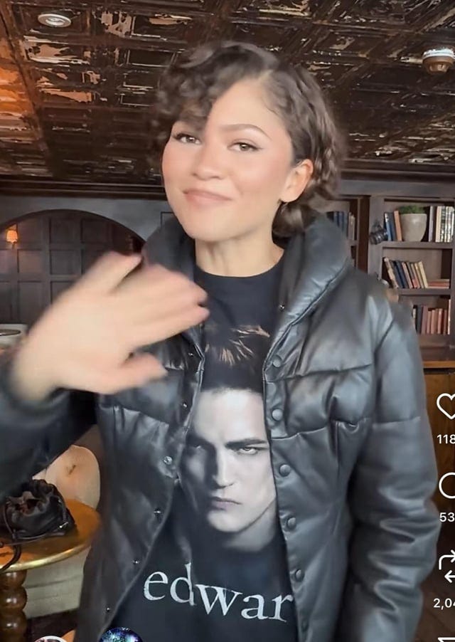 r/twilight - Zendaya surprised viewers at a screening of The Drama in London today wearing this epic Edward shirt! 🖤🖤
