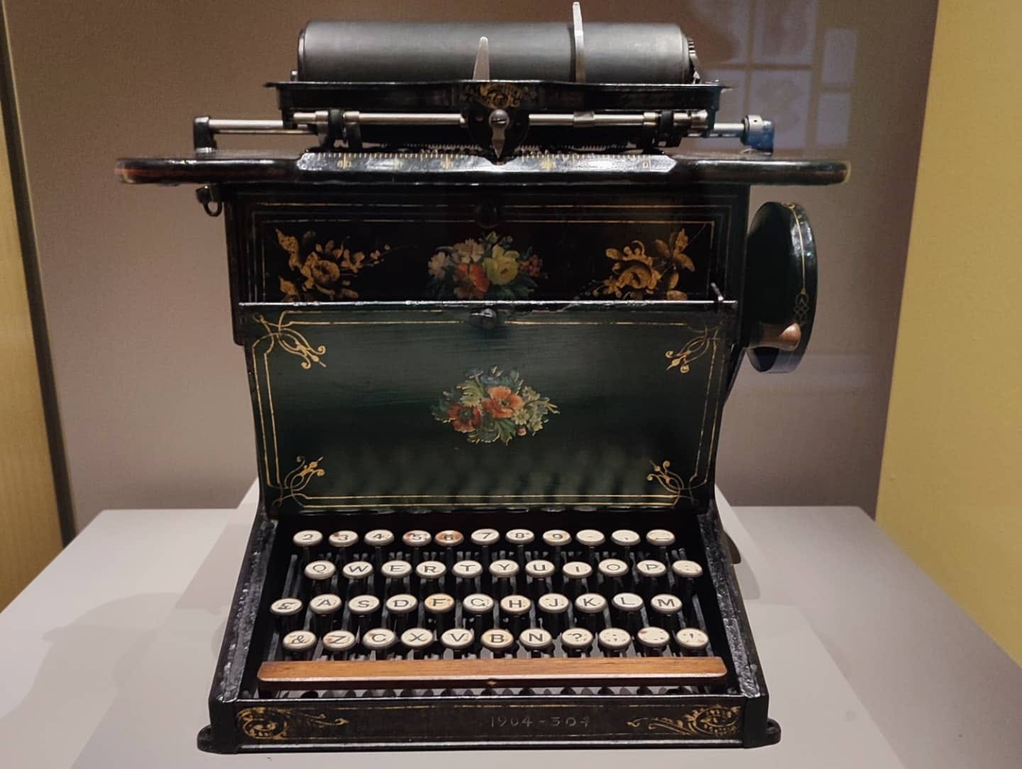 A Sholes and Glidden typewriter (~1870s): the first commercially successful  machine : r/typewriters