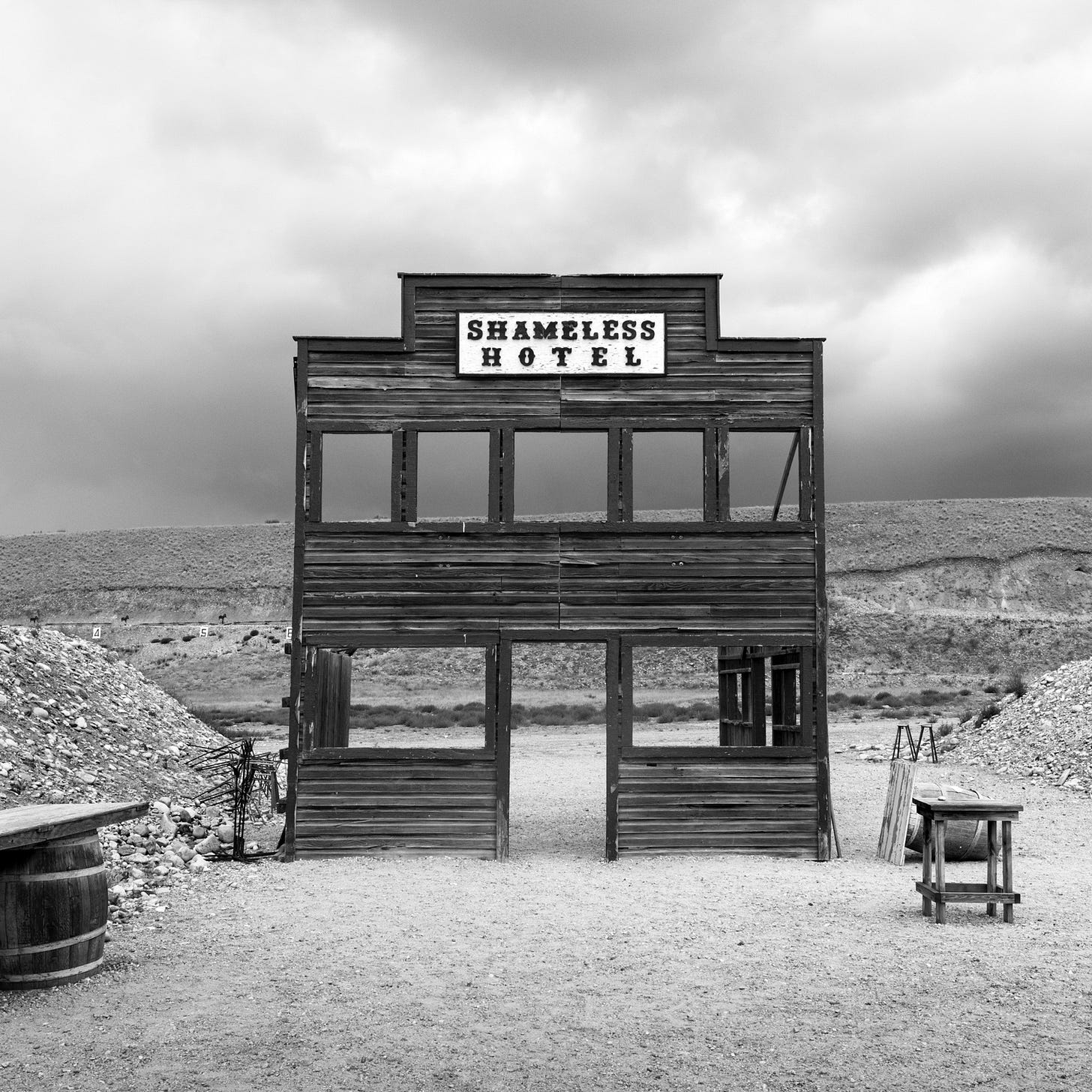 A hotel in the desert

AI-generated content may be incorrect.