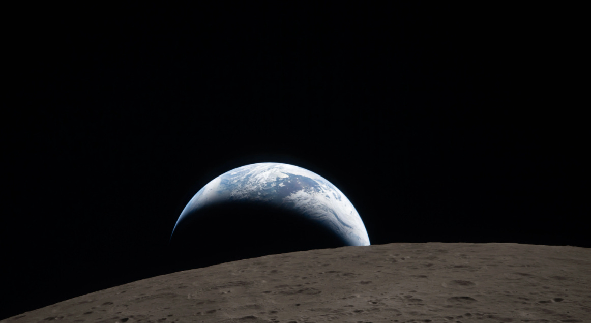 foto da viagem mostra a lua em primeiro plano com a terra ao fundo