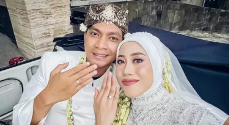 Dio Navandra et Megawati Pererti après leur mariage. Souriants, en tenue de cérémonie blanche et assis dans une voiture de luxe décapotable, ils montrent les alliances à leurs doigts.