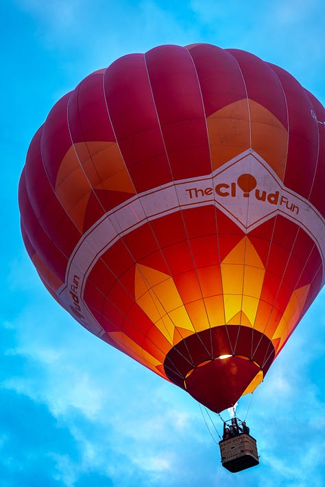 La Parada Baloanelor cu Aer Cald desfășurată în weekend la Brașov au venit echipaje și cluburi din Cluj, Câmpul Cetății (Mureș) și Botoșani. Dar, dincolo de nume și locuri, ceea ce s-a văzut pe teren a fost o comunitate.