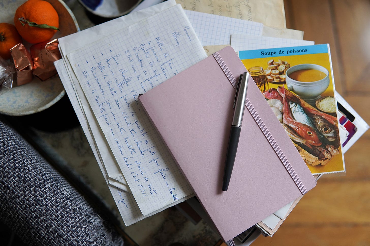 un carnet et quelques recettes de mon autre grand mère posés sur une table basse