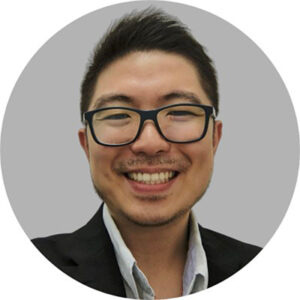 A imagem contém um homem sorrindo, ele usa óculos. Seu cabelo e sua barba são escuros A imagem contém um homem sorrindo, ele usa óculos. Seu cabelo e sua barba são escuros