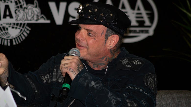 Vampiro in a funny hat