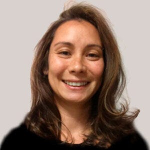 Foto de uma mulher jovem, de pele clara e cabelos castanhos escuros, lisos e na altura dos ombros. Foto de uma mulher jovem, de pele clara e cabelos castanhos escuros, lisos e na altura dos ombros.