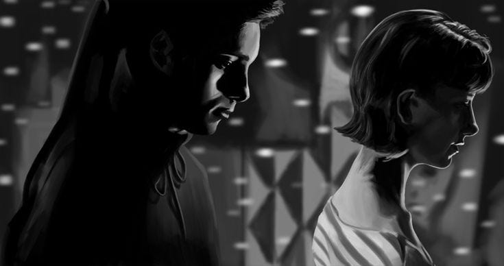 cena em preto e branco, com contraste forte. A esquerda, um homem com o rosto meio nas sombras, pego do peito pra cima, usando uma roupa preta e com algo que parecem asas de brinquedo nas costas. Ele está olhando para uma mulher de costas, de cabelos curtos e camiseta com linhas horizontais. Ao fundo, o cenário é desfocado mas é possível ver a luz refletida da bola de disco.