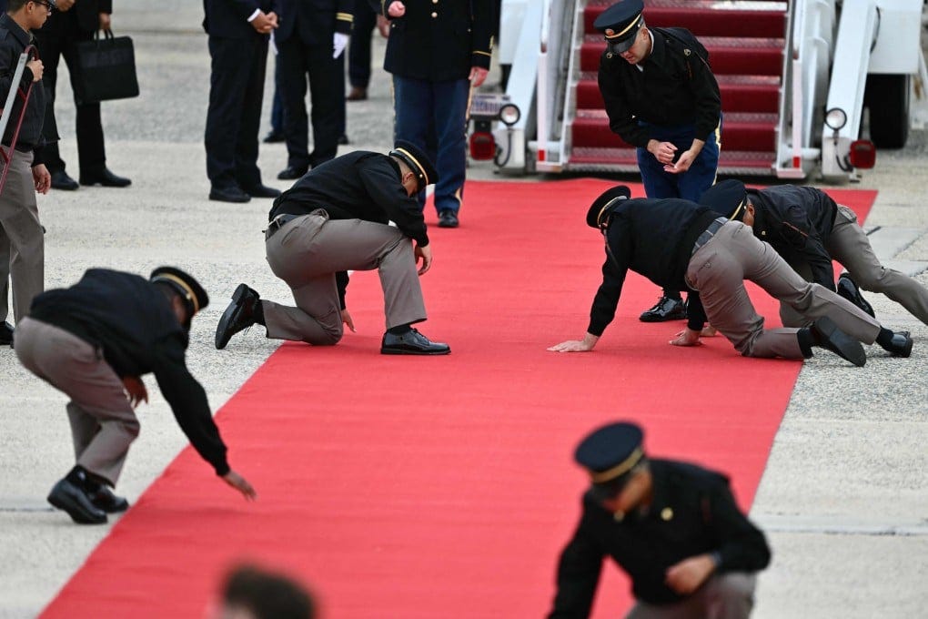 Video of US military adjusting red carpet for China's Xi sparks online backlash | South China Morning Post Video of US military adjusting red carpet for China's Xi sparks online backlash | South China Morning Post