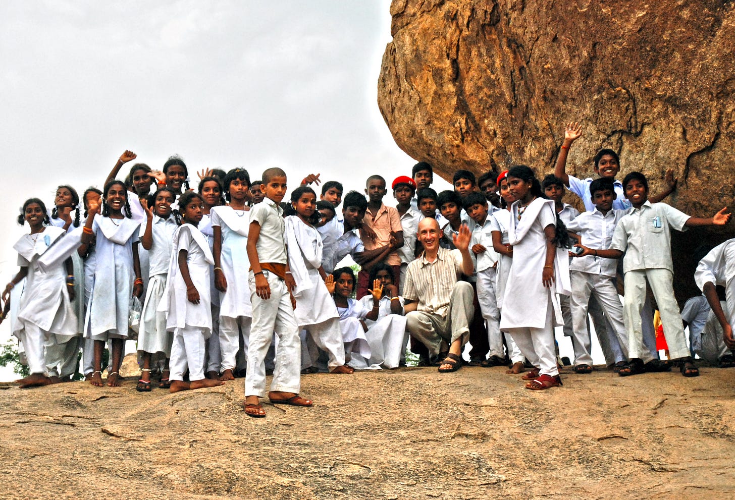A csoportképen a szerző, Manhertz József mintegy 50 indiai gyerek társaságában kacag és integet. A tíz év körüli gyerekek fehér iskolai egyenruhát viselnek.