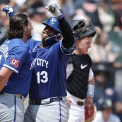 Salvador Pérez pegaHR de dos carreras en la 4ta Salvador Pérez pegaHR de dos carreras en la 4ta