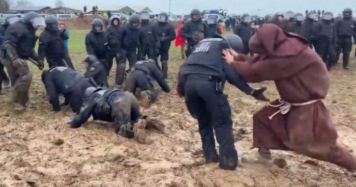 Le proteste di Lützerath tra monaci nel fango e rotture con i Verdi –  Ambient&Ambienti