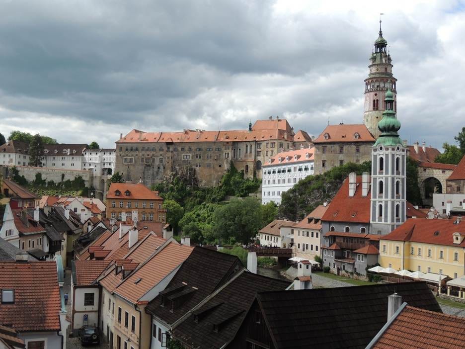 Český Krumlov with many buildings and a tower

AI-generated content may be incorrect.