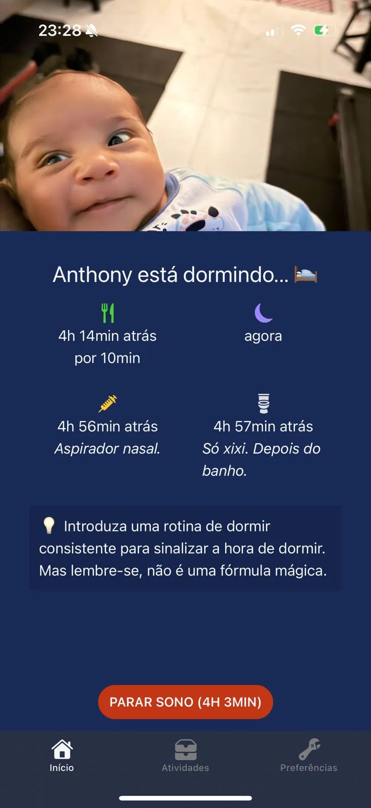 Foto de tela do aplicativo Babytin, há um cabeçalho com um bebê, o tema do app é escuro, no meio há registros de sono e alimentação, e em baixo um painel de controle para a atividade de sono em progresso. Foto de tela do aplicativo Babytin, há um cabeçalho com um bebê, o tema do app é escuro, no meio há registros de sono e alimentação, e em baixo um painel de controle para a atividade de sono em progresso.