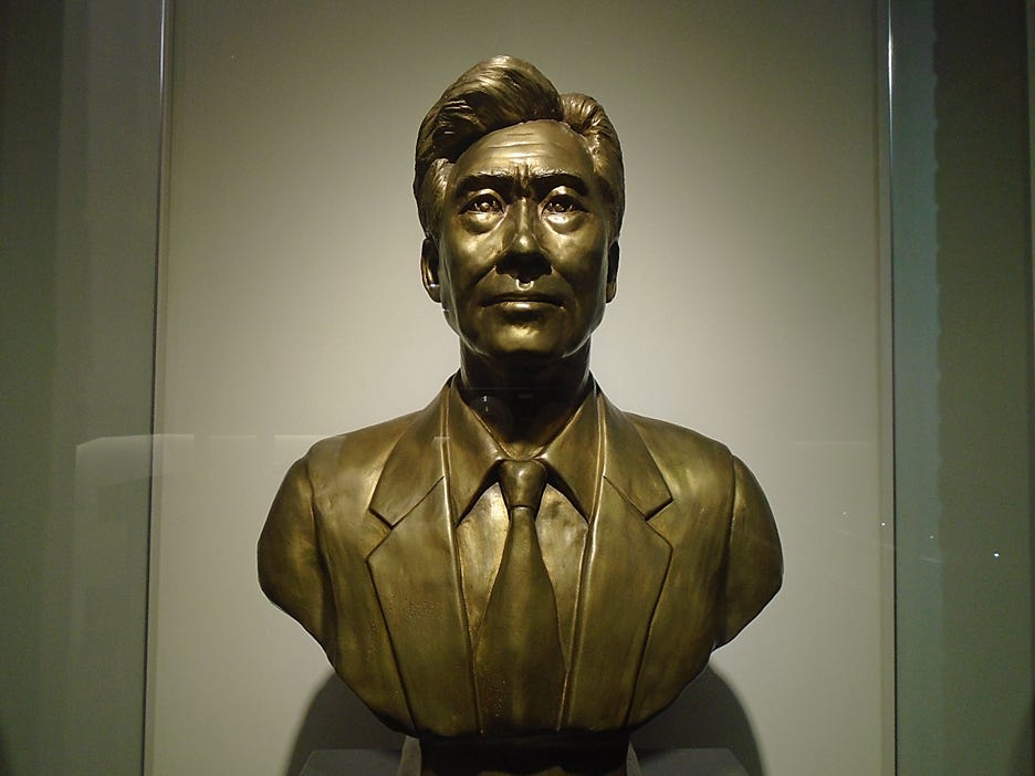 A bronze bust of a person

AI-generated content may be incorrect.