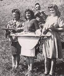1. Foto di donne partigiane con in mano mitra e mattarelli. 2. Foto di un gruppo di uomini con al centro una donna con un caschetto in testa e una pistola in mano. 3. Gruppo di donne appoggiate a un muro, con vestiti militari e armi in mano.