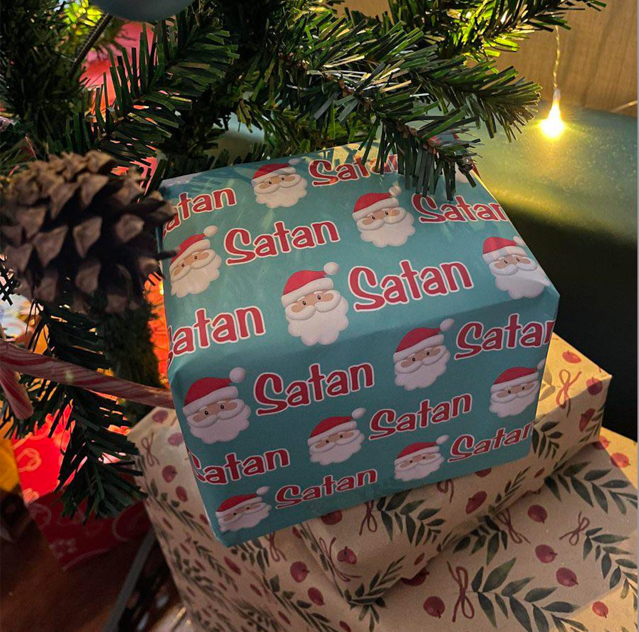 Carta regalo dove, al posto di Santa, c'è scritto Satan