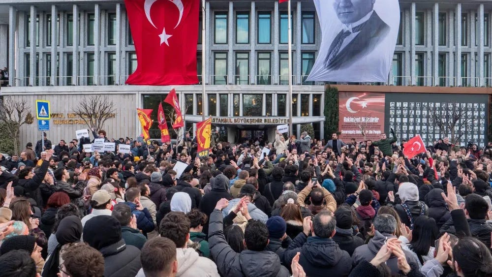 Após a prisão do prefeito da municipalidade metropolitana de Istambul, Ekrem İmamoğlu, uma multidão se reuniu em frente ao prédio da municipalidade de Saraçhane para protestar. Istambul, Turquia, 19 de março de 2025. Shutterstoc...