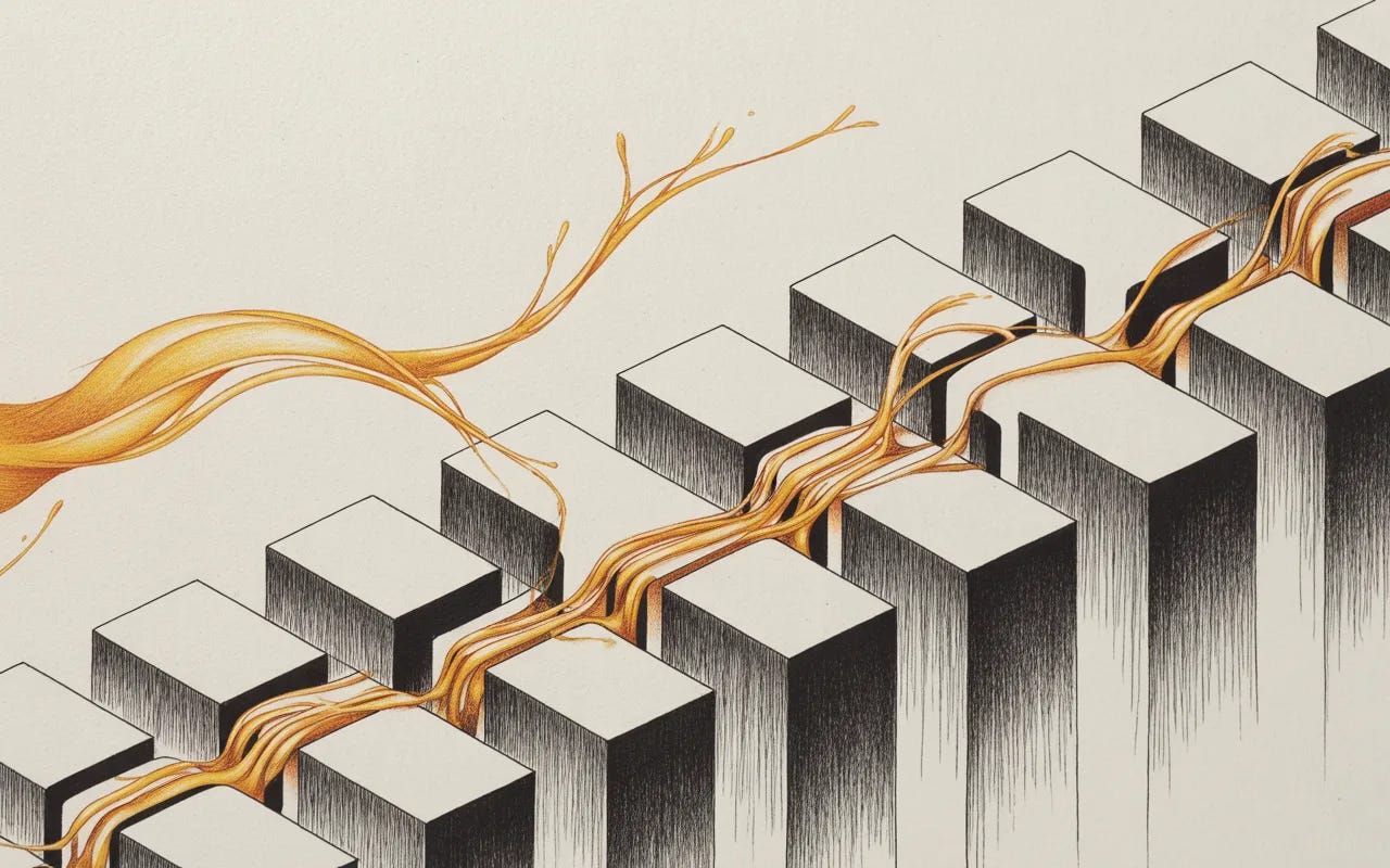 Illustrazione di blocchi architettonici grigi attraversati da un flusso dorato fluente — la struttura rigida dell'organizzazione e la chimica viva che la percorre