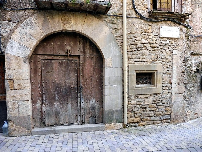 Casa de la família Portolà de la vila d’Àger. Montsec d’Ares. La Noguera, Lleida, Catalunya. Foto: viquipèdia. Casa de la família Portolà de la vila d’Àger. Montsec d’Ares. La Noguera, Lleida, Catalunya. Foto: viquipèdia.