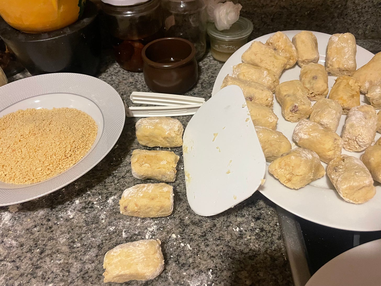 Todas las croquetas a punto para el rebozado