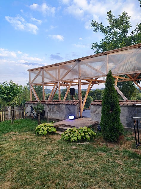 Alcune foto dal Polja Festival: il palco e la location, il pop-up store della vineria Proces, i concerti