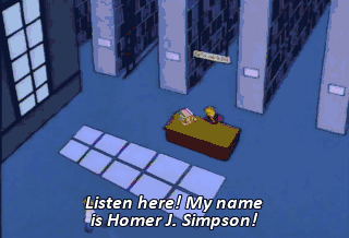 Gif dai Simpson con Homer che si avvicina a un burocrate in un ufficio gigantesco e gli chiede di aggiornare il suo nome sul pc che davanti, cioè che il suo nome sia scritto come Homer J. Simpson.