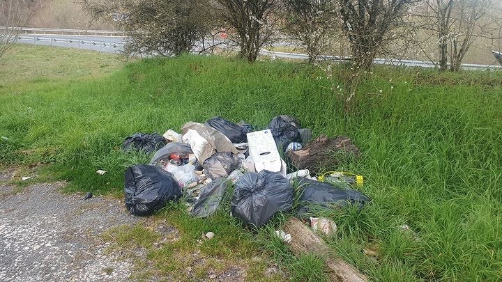 Un dépôt sauvage d'ordures, à proximité des points d'apport volontaire, en Dordogne, le 19 mars 2025. (BORIS HALLIER / FRANCEINFO) Un dépôt sauvage d'ordures, à proximité des points d'apport volontaire, en Dordogne, le 19 mars 2025. (BORIS HALLIER / FRANCEINFO)