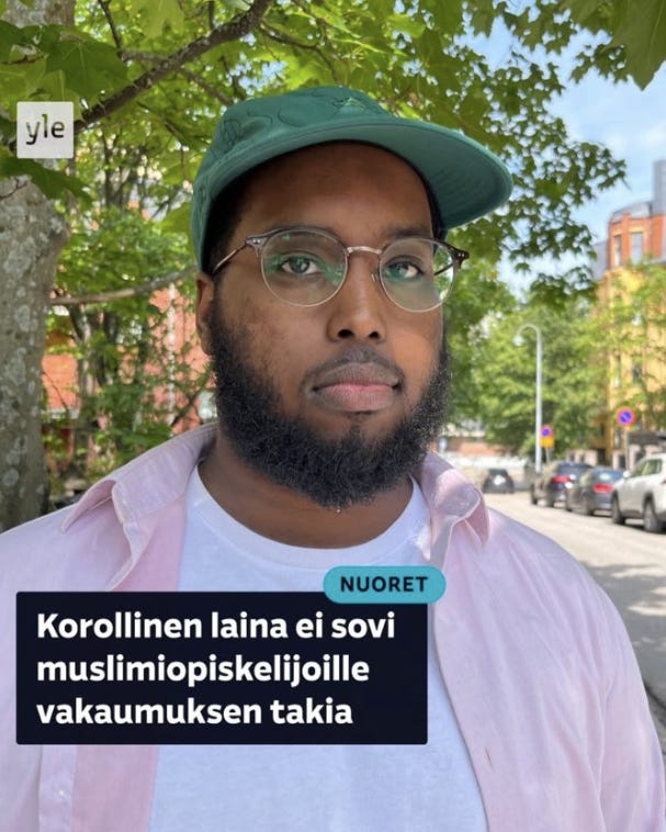 Yleisradio esitti sunni-salafistisen sharia-lain kannattajan, parrakkaan somalimiehen “raukkana nuorena muslimiopiskelija”, joka “kärsii Suomen systemaattisesta rasismista”, koska hän ei saa korottomia, islamilaisia, veronmaksajien ja valtion takaamia ilmaisia lainoja Suomesta – mutta vain muslimeille, ei “vääräuskoisille”. Yleisradio esitti sunni-salafistisen sharia-lain kannattajan, parrakkaan somalimiehen “raukkana nuorena muslimiopiskelija”, joka “kärsii Suomen systemaattisesta rasismista”, koska hän ei saa korottomia, islamilaisia, veronmaksajien ja valtion takaamia ilmaisia lainoja Suomesta – mutta vain muslimeille, ei “vääräuskoisille”.
