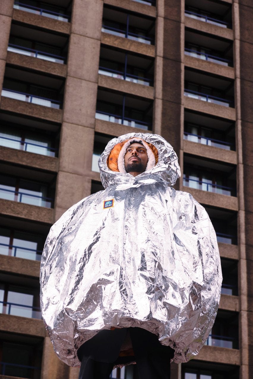 Metalická pláštěnka Aldi. Perfektní v kombinaci s bramborovou bundou.